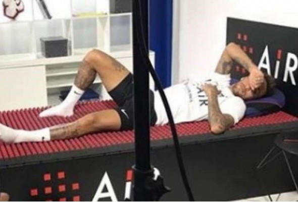 Neymar-cai-em-colchao.jpg